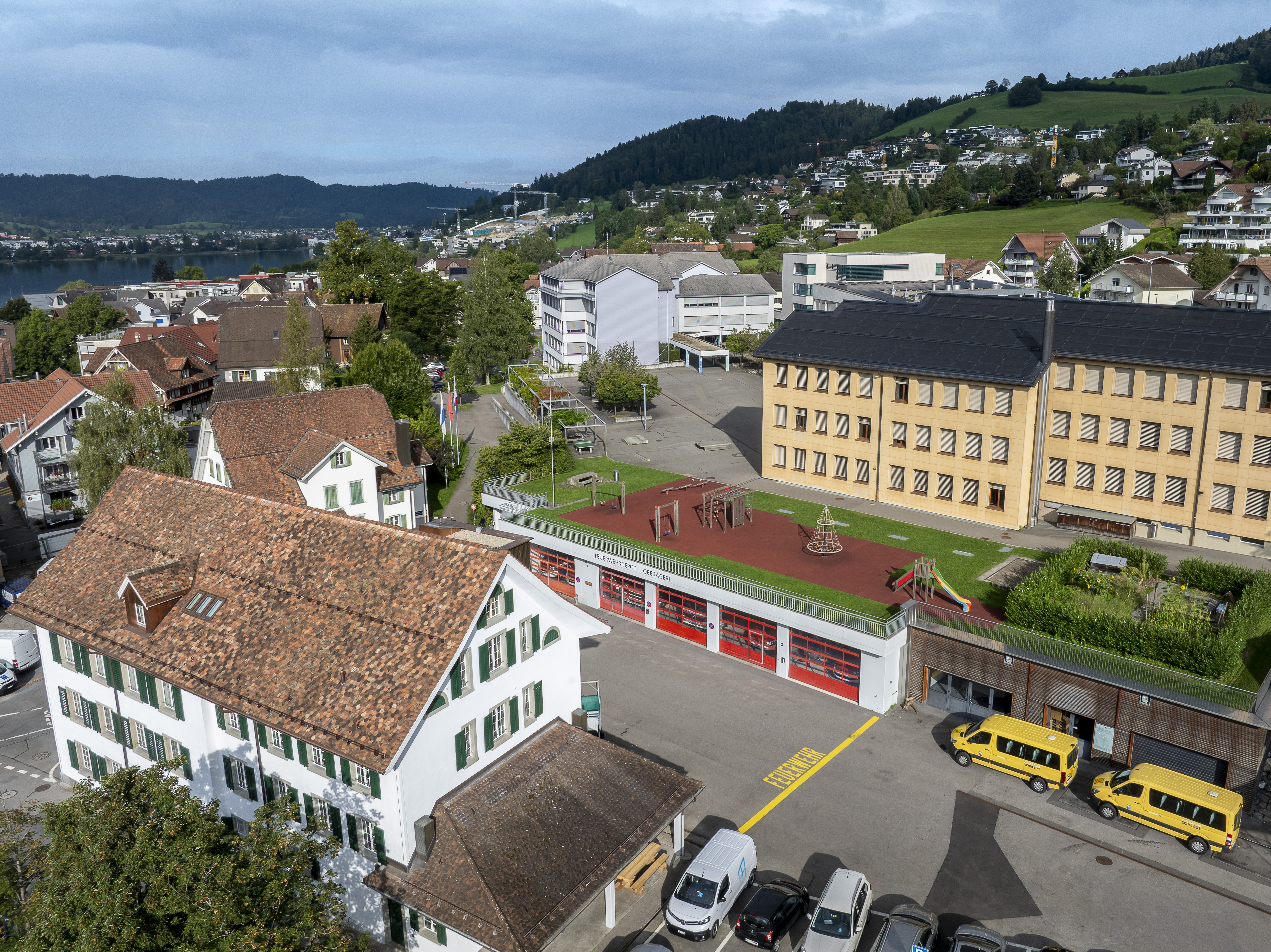 Die Gruppenunterkunft liegt mitten im Dorf Oberägeri. 