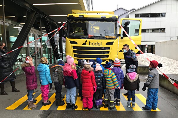 Schüler werden vom Polizisten instruiert.