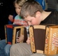 Kinder am musizieren