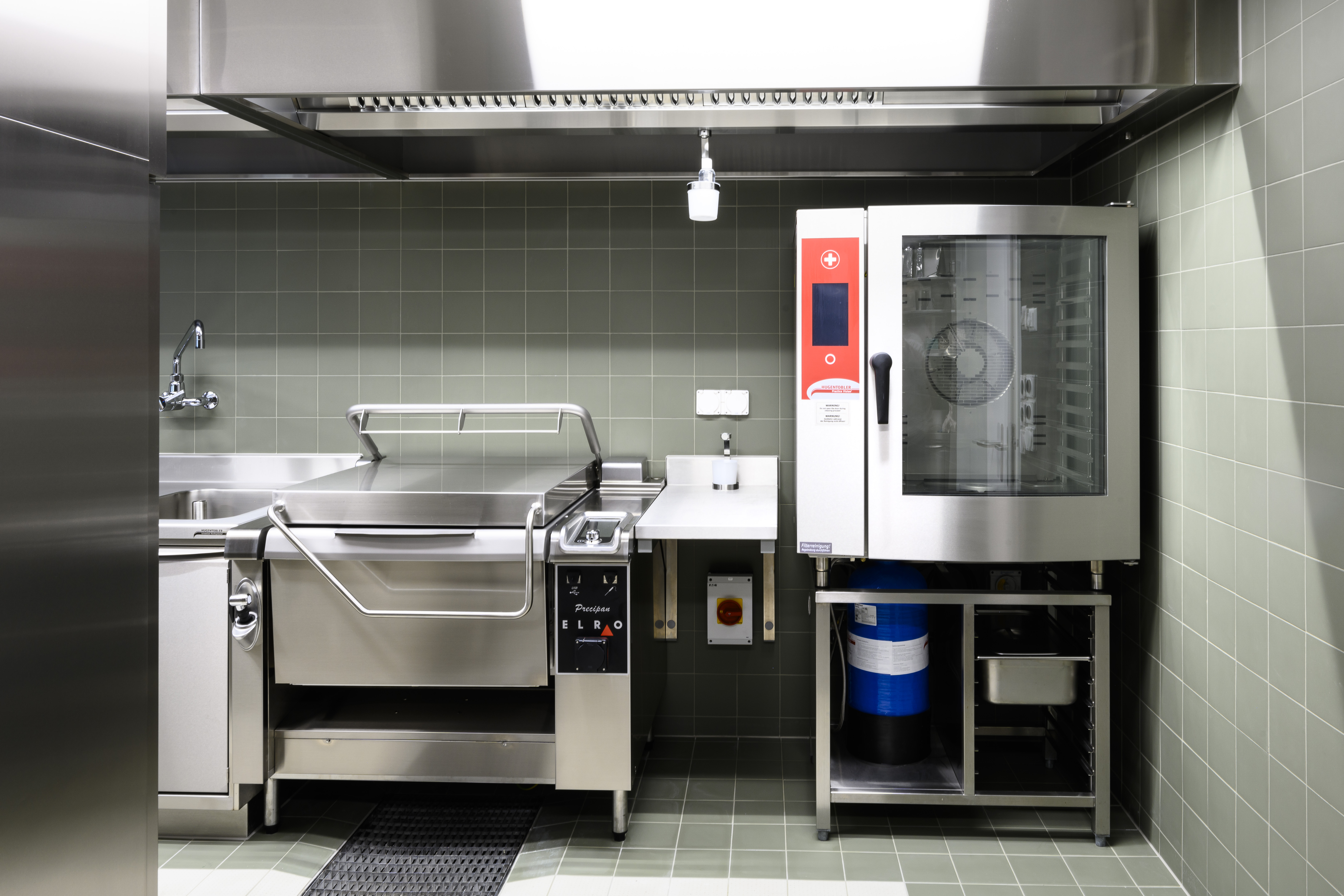 Die Küche ist mit Steamer, Bräter, Induktionsherd oder Friteuse auf den neuesten Stand.