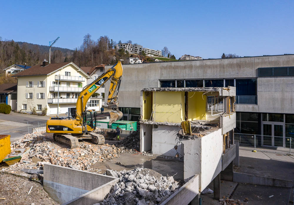 Die Abbrucharbeiten sind in vollem Gange