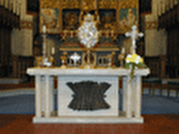 Altar mit Kirchenschatz