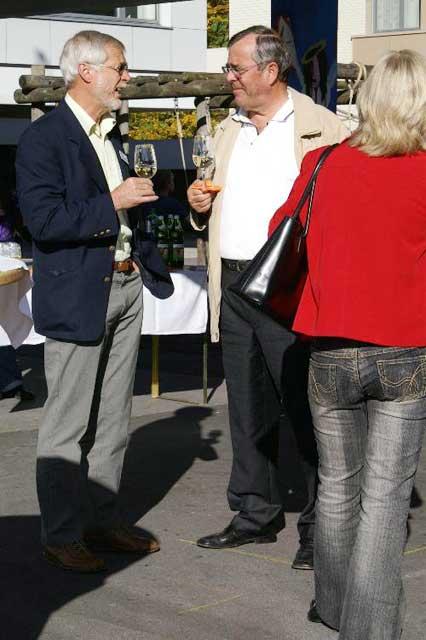 Gemeinderrat Heinrich Stampfli im Gespräch mit Hans Kaufmann.