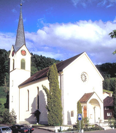 Der Bau der heutigen Kirche erfolgte von 1895 bis 1899. Es gab jedoch bereits zuvor an derselben Stelle eine Kapelle, die dann dem Neubau weichen musste, wobei das Abbruchmaterial beim Bau der heutigen Kirche wiederverwendet wurde. Die Kirche ist dem heiligen Vitus geweiht.
1985/86 wurde die Kirche renoviert und unter Denkmalschutz gestellt.