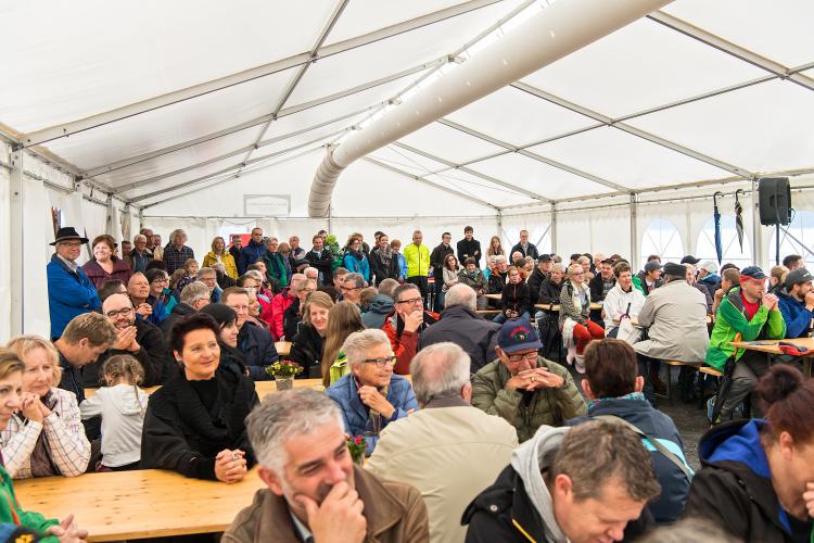 Volles Zelt beim offiziellen Festakt. 