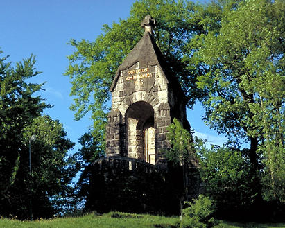 Das Morgarten-Denkmal wurde 1906 gebaut und erinnert an die erste, siegreiche Freiheitsschlacht der Eidgenossen 1315. 
Im Innern des Denkmals befindet sich ein Relief. 
Zum Gedenken an die Morgartenschlacht findet jeweils am 15. November das Morgartenschiessen mit Schlachtumzug statt.