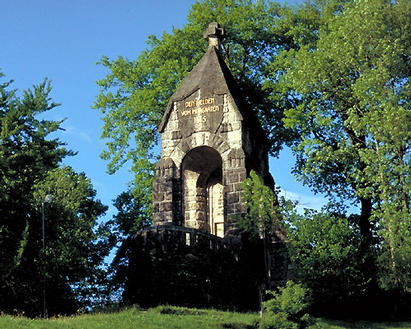 Das Morgarten-Denkmal wurde 1906 gebaut und erinnert an die erste, siegreiche Freiheitsschlacht der Eidgenossen 1315. 
Im Innern des Denkmals befindet sich ein Relief. 
Zum Gedenken an die Morgartenschlacht findet jeweils am 15. November das Morgartenschiessen mit Schlachtumzug statt.