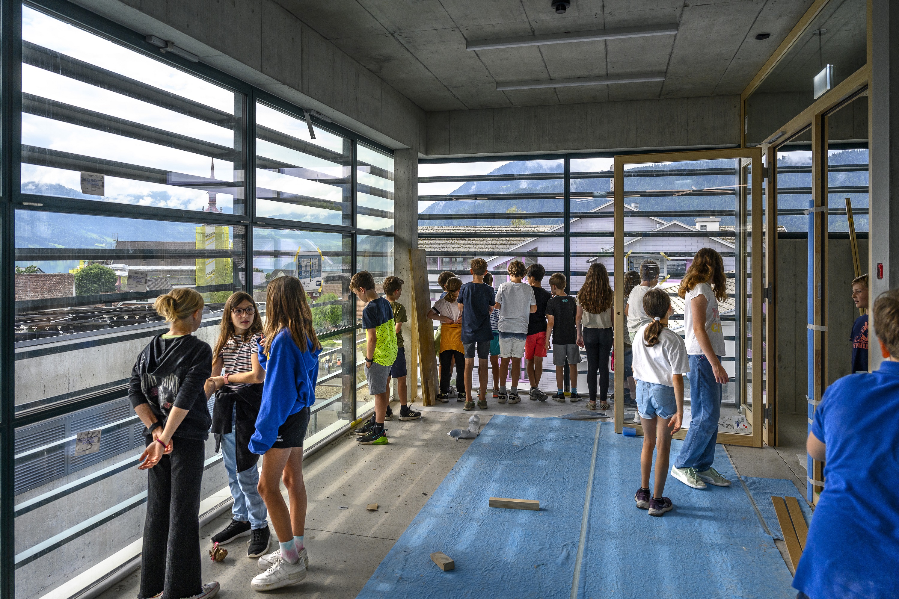 Das Schulhaus wird inspiziert. Die Vorfreude ist riesig! 
