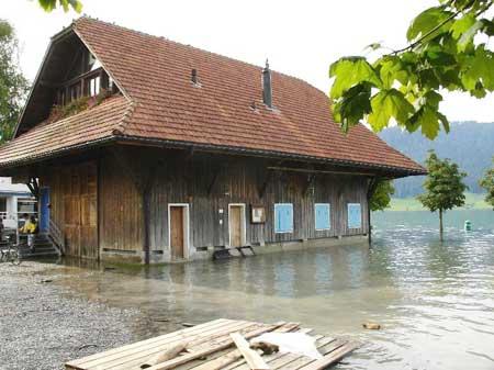 Nur langsam senkt sich der Pegelstand des Ägerisees, wie diese Bilder vom Samstag, 27. August 2005 zeigen.