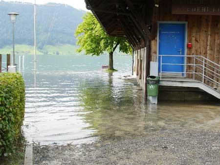 Nur langsam senkt sich der Pegelstand des Ägerisees, wie diese Bilder vom Samstag, 27. August 2005 zeigen.