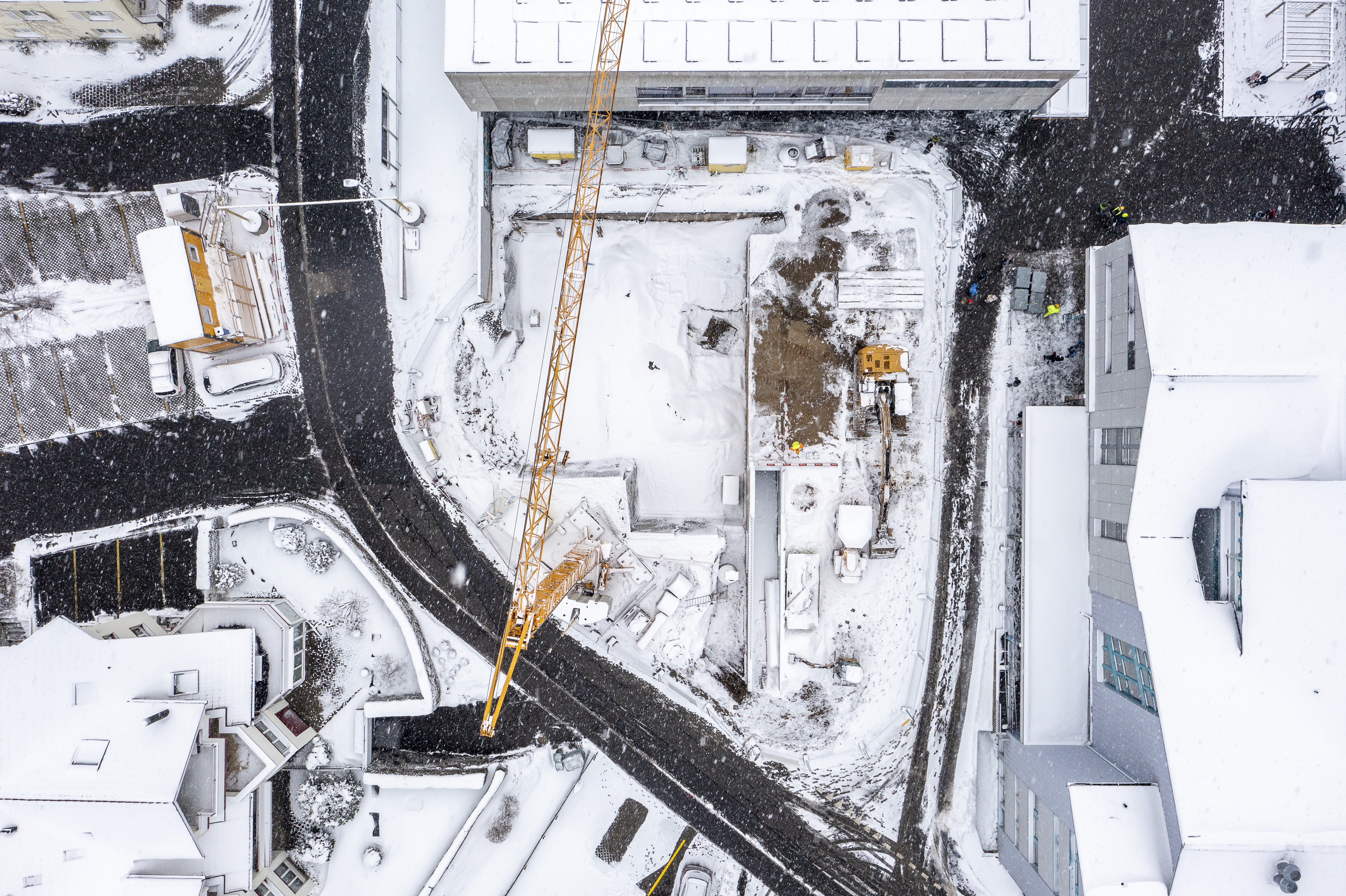 Baustelle von oben im winterlichen Kleid. 