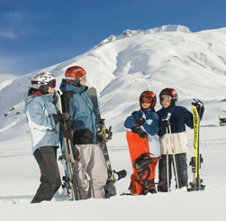 Familie am Skifahren