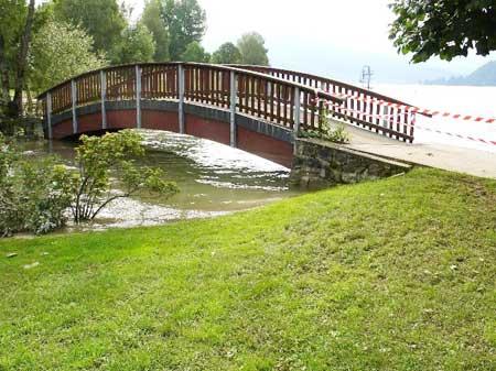 Nur langsam senkt sich der Pegelstand des Ägerisees, wie diese Bilder vom Samstag, 27. August 2005 zeigen.