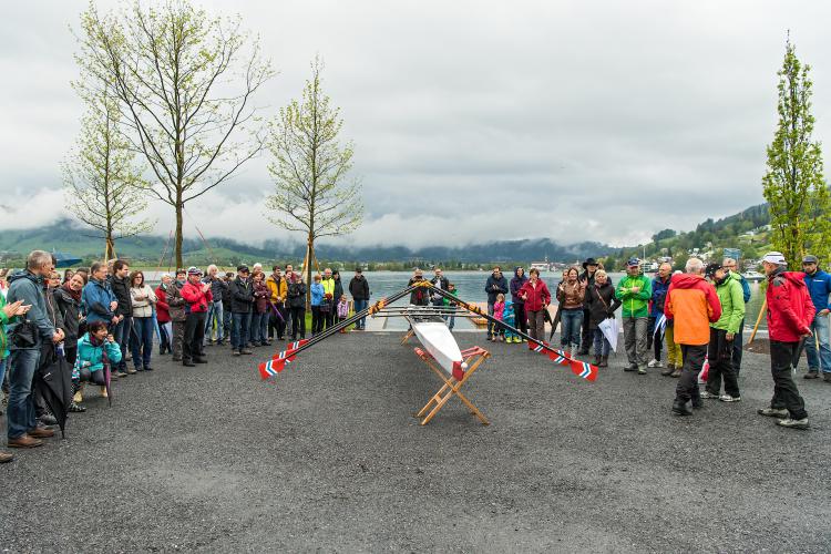 Der Ruderclub tauft das neue Ruderboot. 