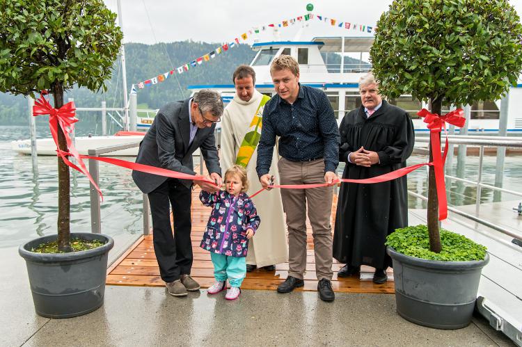 Gemeinderat Peter Staub (li) eröffnet zusammen mit seiner Enkelin und Projektleiter Thomas Kempf (re) den Seeplatz. 