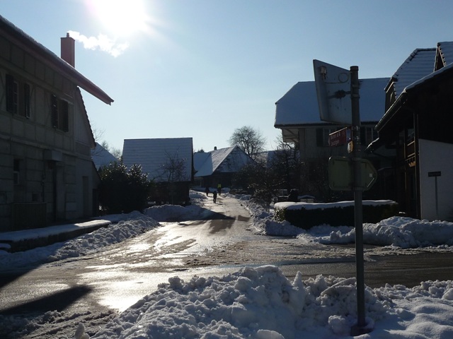 Einfahrt Ringstrasse in Schnee und Eis.