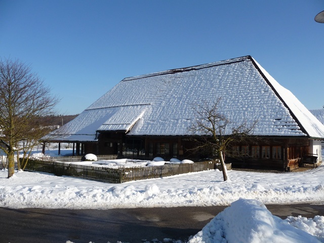 Das Bürgerhaus samt Bauerngarten unter einer dicken Schneedecke.