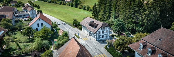 Gemeindehaus mit Umgebung