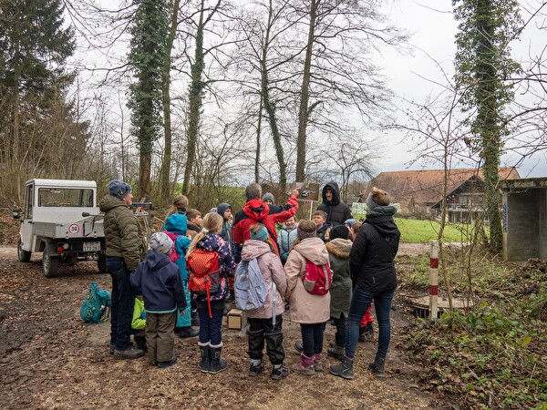 Schulkinder bei der Nistkasten-Putzaktion