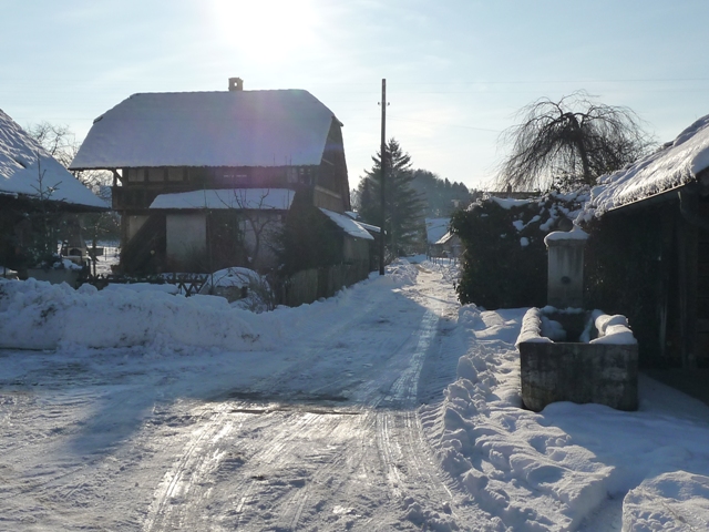 Impression von der Dorfstrasse in Schnee und Eis.