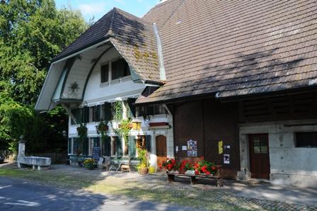 Vorderansicht des wunderschönen Kulturhofs Weyeneth