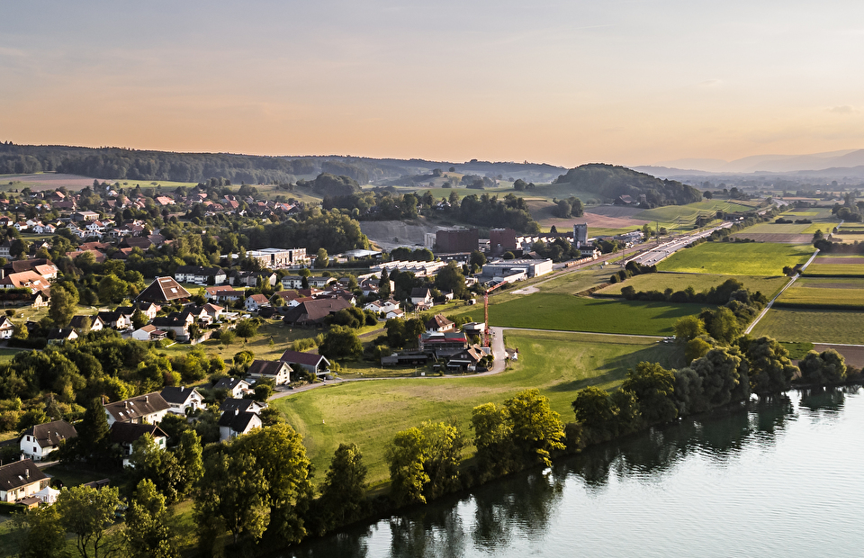 Dorf und Aarefeld im Abendlicht