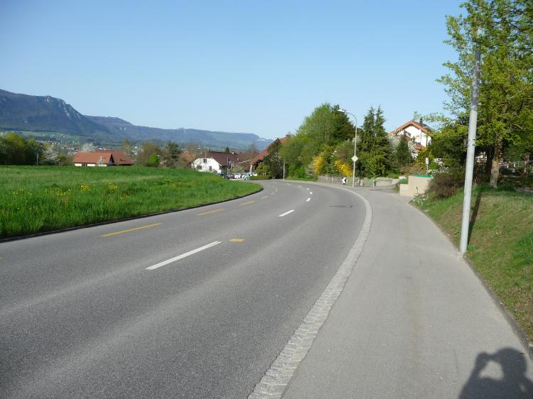 Der Ortseingang Lüsslingen von Westen her.