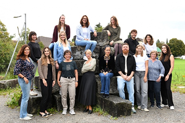 Das Bild zeigt die Schulleiterin und das Team der Lehrpersonen fürs Schuljahr 2025/2026