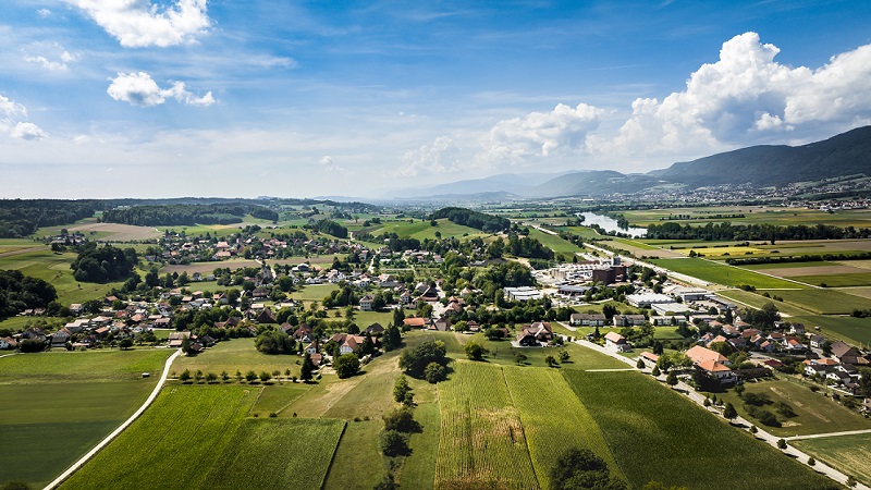 Die Flugaufnahme zeigt die Lage von Lüsslingen-Nennigkofen zum Jura hin gesehen.