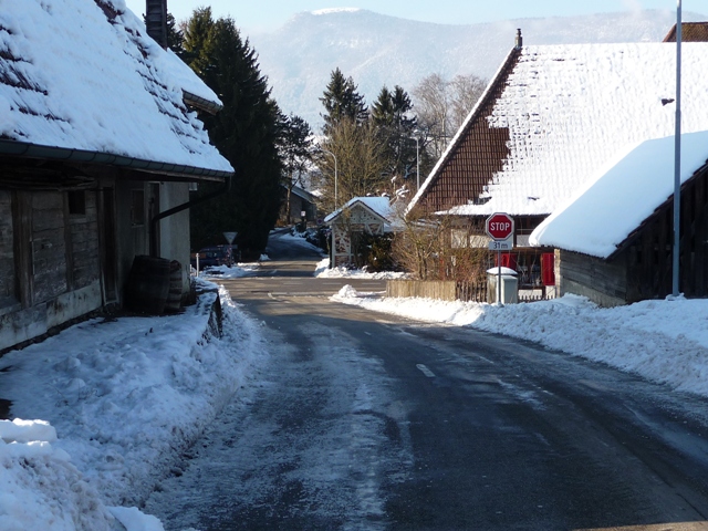winterliche Dorfansicht.