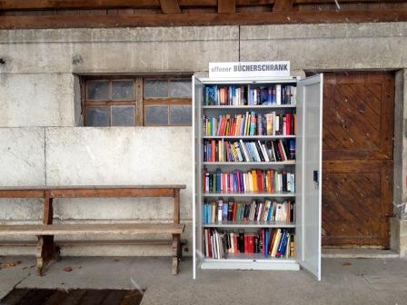 Der offene Bücherschrank beim Kulturhof Weyeneth in Nennigkofen