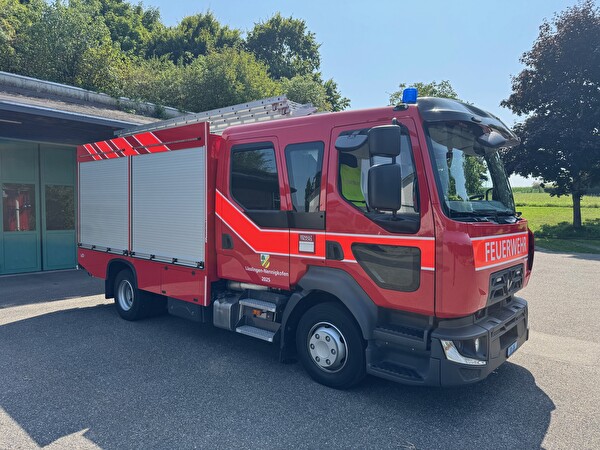 Das neue Tanklöschfahrzeug vor dem Feuerwehr-Magazin
