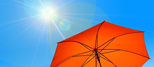 Sonne und Sonnenschirm