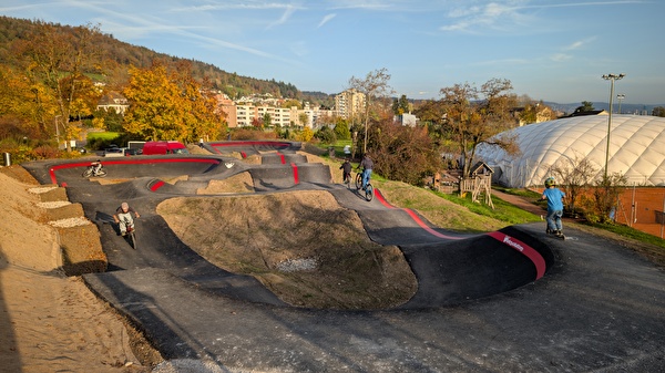 Kinder auf dem Pumptrack