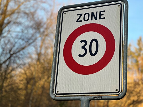 Strasse mit Zone 30 Verkehrsschild