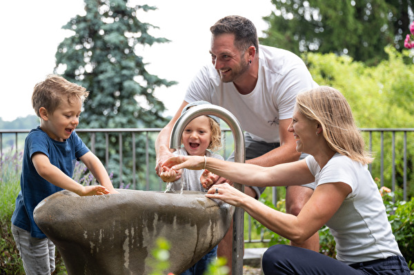 Familie am Planschen in Brunnen