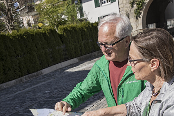 Seniorenpaar schaut Landkarte an
