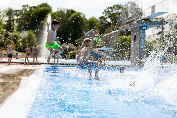 Schwimmbad Sprungbecken