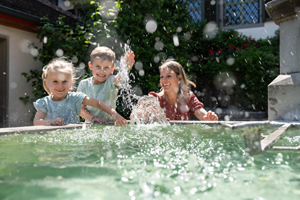 Brunnenspiele von Familie