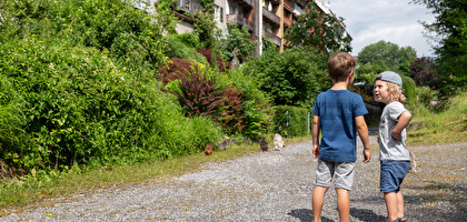 2 Jungs beim Stadtgraben