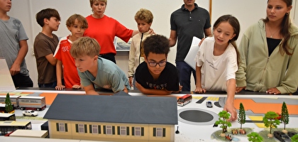 Kinderrat im Güterschuppen