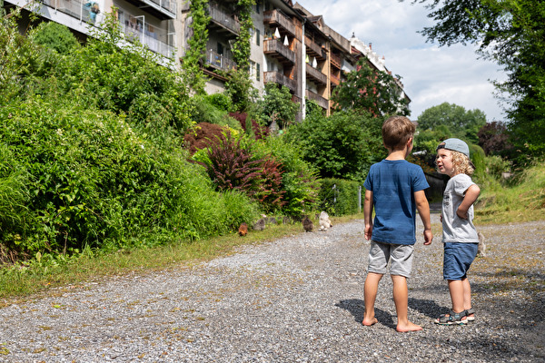 2 Jungs beim Stadtgraben