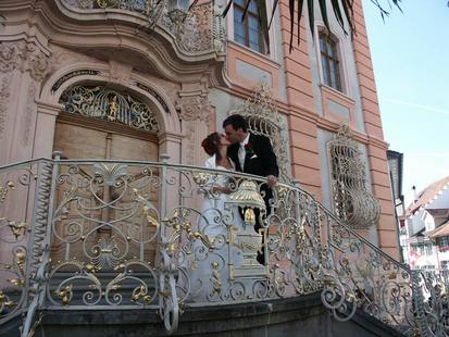 Brautpaar vor dem Rathaus
