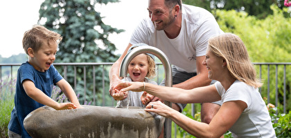 Familie am Planschen in Brunnen