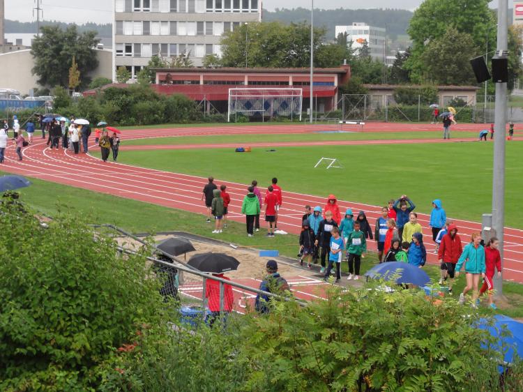 Die Jugendlichen warten gespannt auf den nächsten Weitsprung ihrer Kolleginnen und Kollegen.