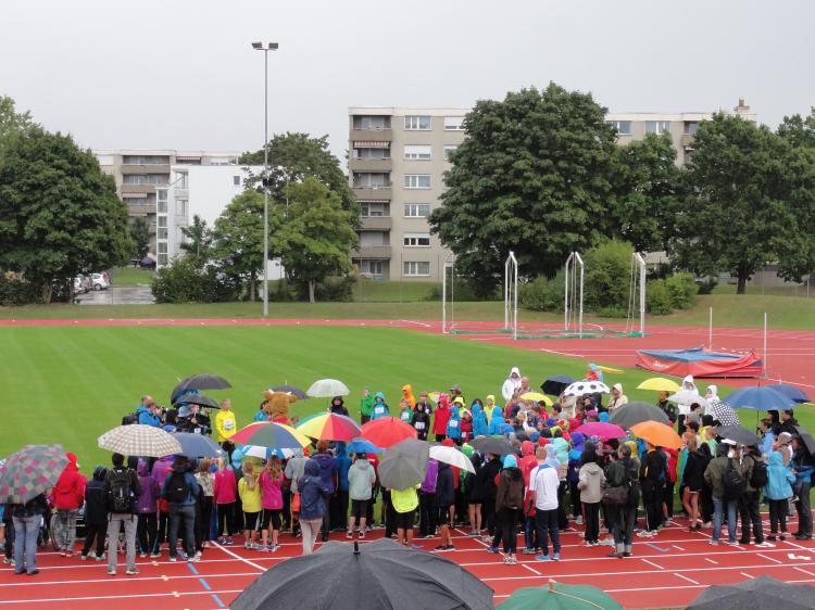 Trotz Regen waren die Jugendlichen sehr motiviert, bald mit verschiedenen Athletinnen und Athleten zu trainieren. 