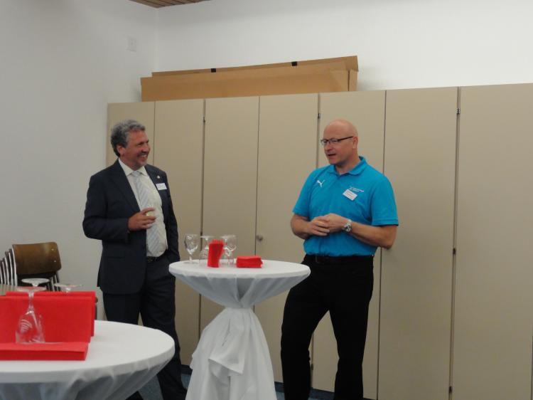 Gemeindepräsident Max Walter und Patrick Magyar, CEO Leichtathletik EM 2014, hielten Ansprachen beim Apéro.