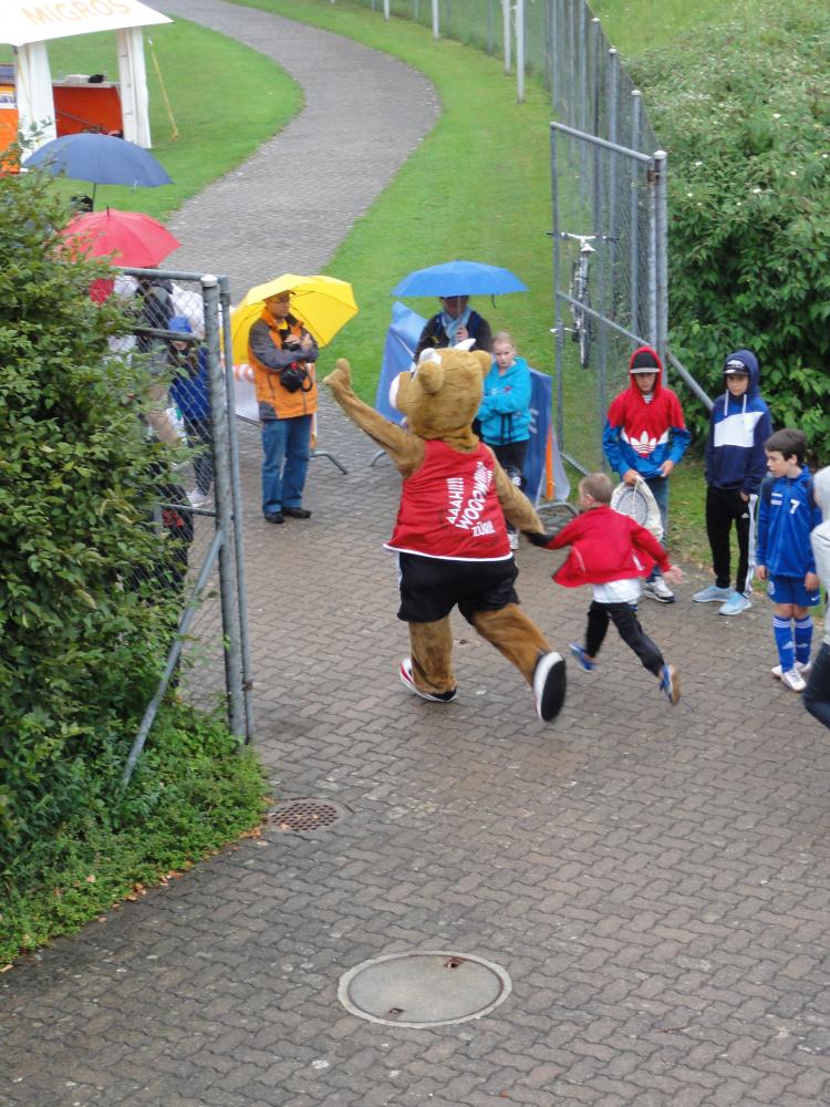 Kuuhli das Maskottchen übte schon einmal mit den Kids, wie sich Stars fühlen, wenn sie in ein Sportstadion einlaufen.