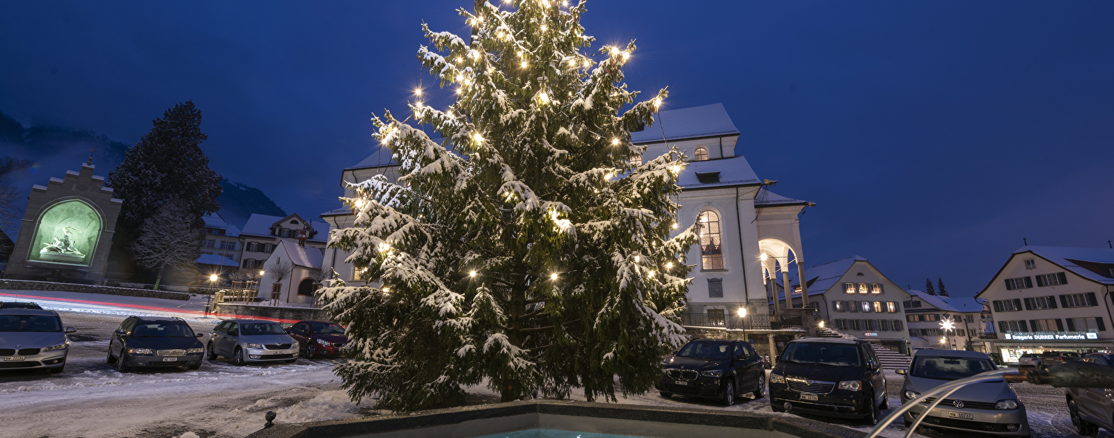 Weihnachtsbaum auf dem Dorfplatz