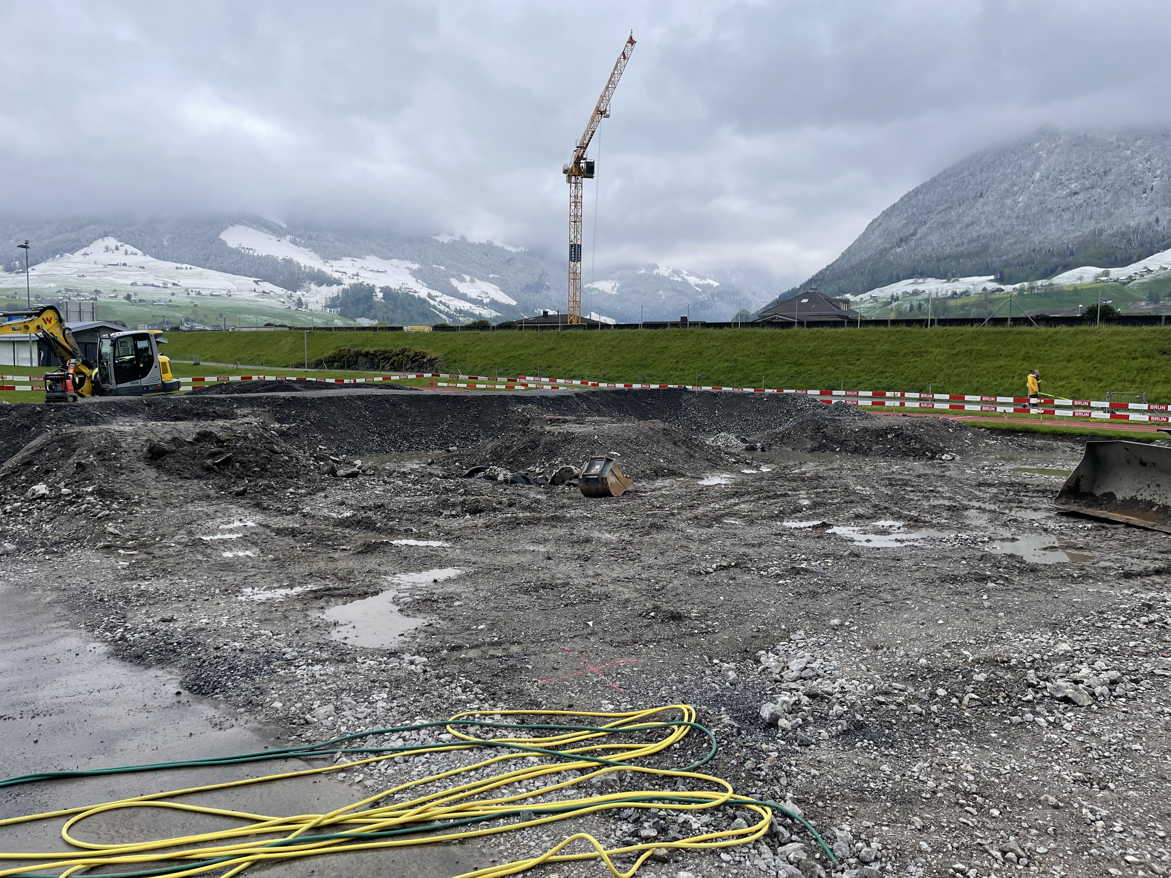 An den Kletterbereich grenzen der Parkour-Platz und der Skatepark, der in das neue Projekt integriert wird. Hinter dem Skatepark ist bereits teilweise die Pistenführung des neuen Pumptracks zu erkennen, über den bald kleine und grosse Kickboard-Fahrer flitzen können. (Stand April 2024)